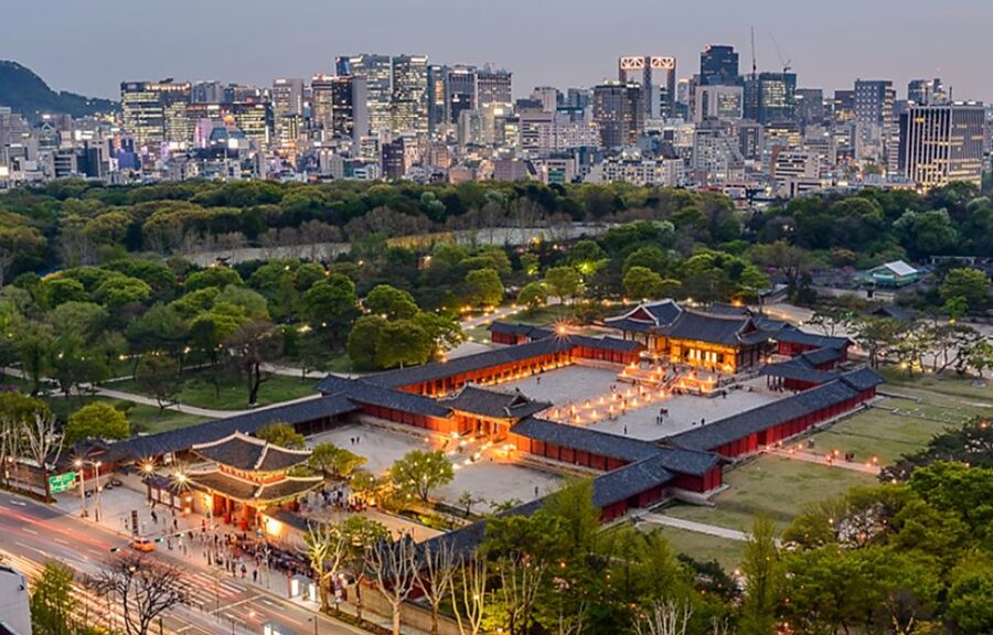 Seoul: Nighttime Tour of Palace, Market, Naksan Park & More - Group tour or private tour?