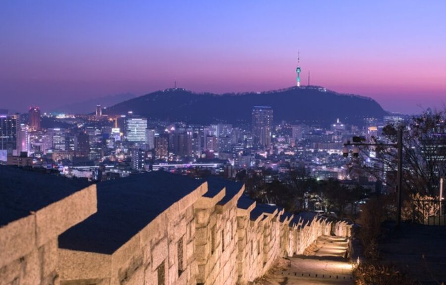 Seoul: Nighttime Tour of Palace, Market, Naksan Park & More - Changgyeonggung Palace under evening lights