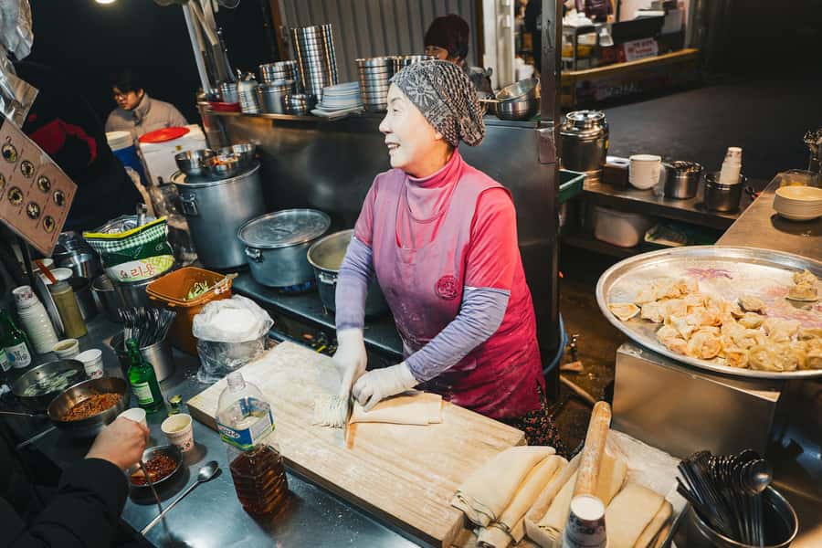 Seoul: Palace, Temple and Market Guided Foodie Tour at Night - Why this four-hour Seoul night tour works