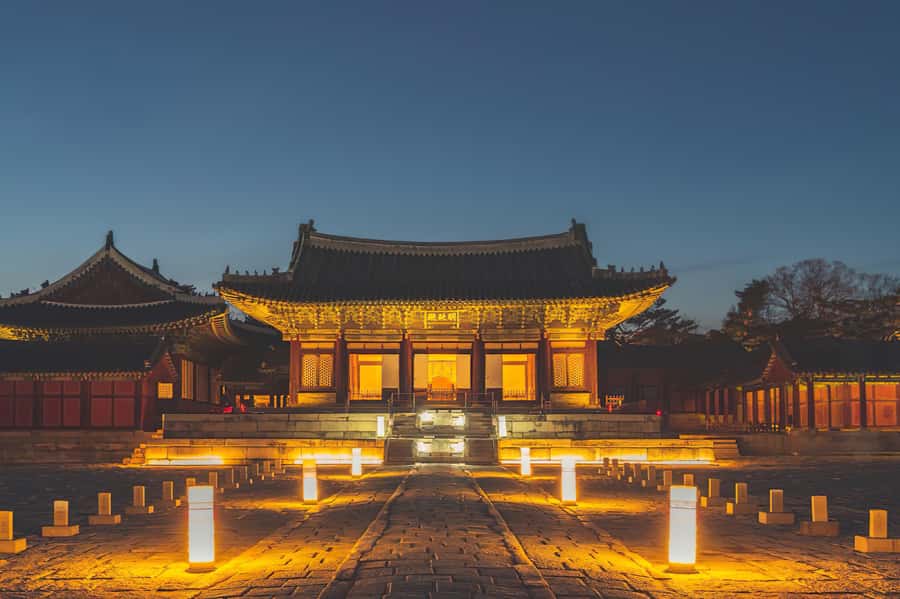 Seoul: Palace, Temple and Market Guided Foodie Tour at Night - Changgyeonggung Palace under the lights