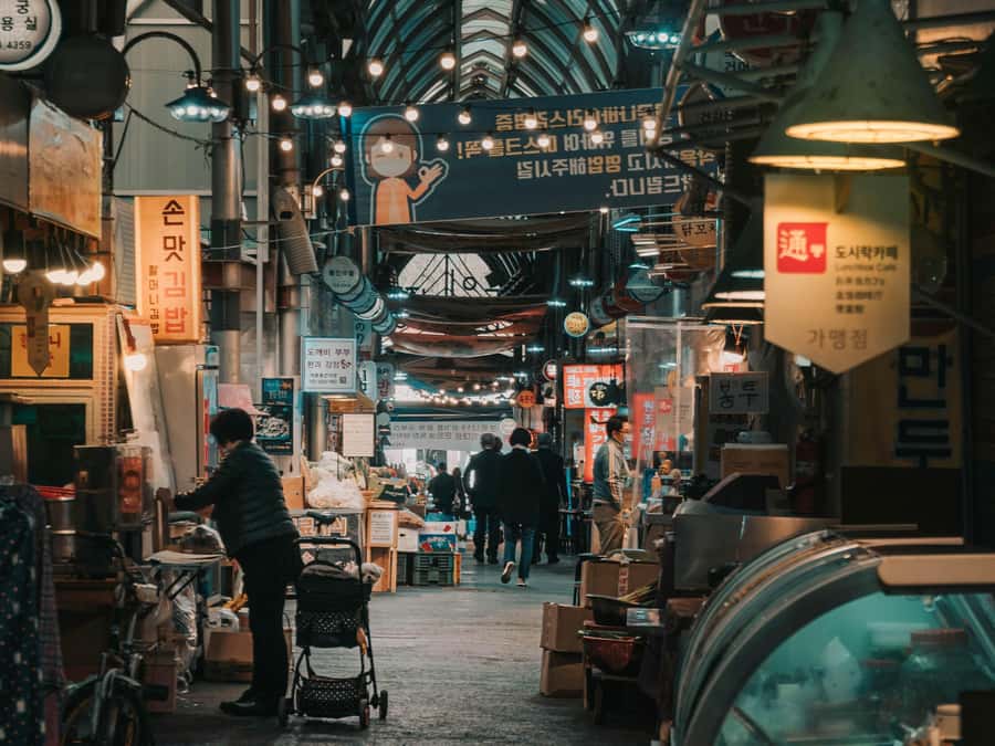 Seoul: Palace, Temple and Market Guided Foodie Tour at Night - Who should book this walk?