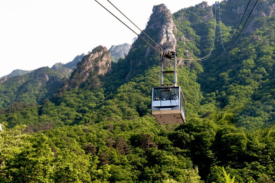 Seoul: Sokcho beach, market, hot spring and Seorak Cable Car - Cheoksan Foot Bath Park slows the pace