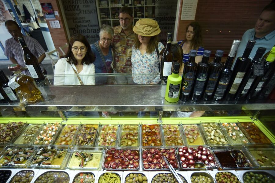 Seville: Triana Market Tour with Tastings - Local wine and beer with the food