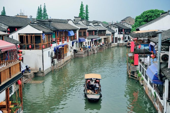 Shanghai Day Tour to Zhujiajiao Water Town, Yu Garden, Bazaar, Bund - The day at a glance