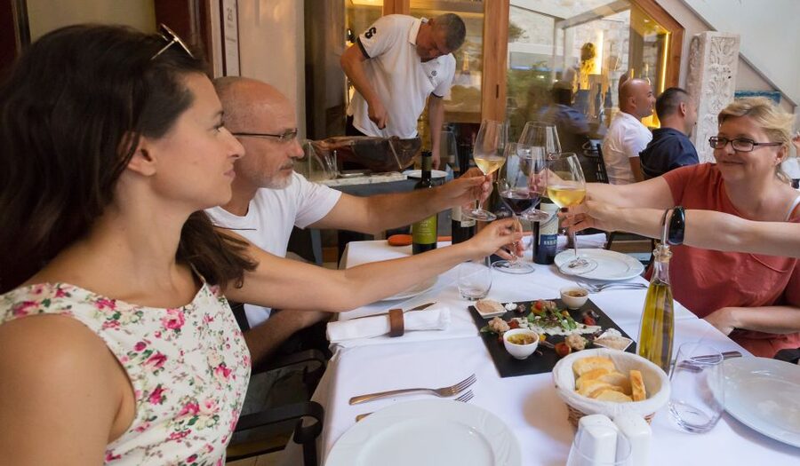 Split: Historical & Gastro Treasures Tour with Green Market - Sitting Down in a Dalmatian Konoba
