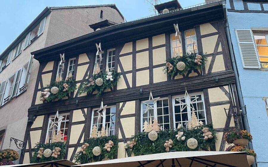 Strasbourg: Christmas Markets Walking Tour with Mulled Wine - Moving through seven Christmas markets