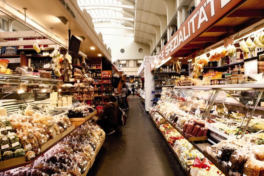 Stuttgart: Guided Tour of the Stuttgart Market Hall - Stories, humor, and the guide’s role