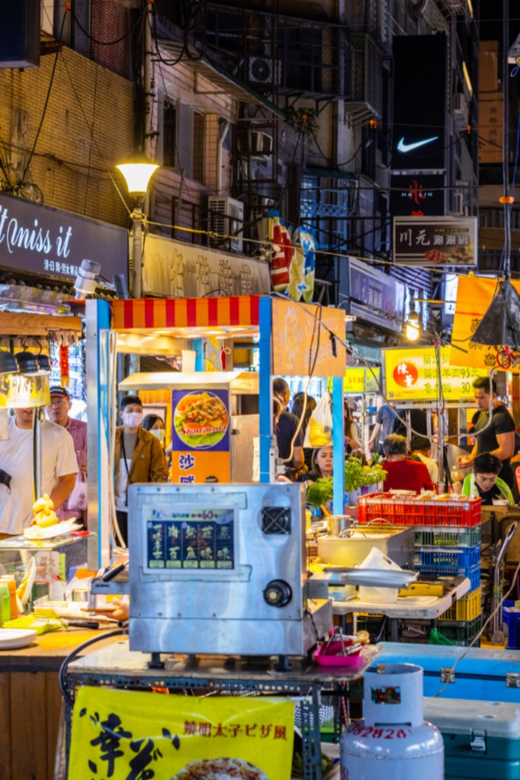 Taipei: 2-Hour Raohe Night Market Walking Tour - What the guides add to the evening