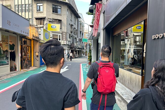 Taipei Hidden Eats, Market & Street Food Tour with 8+ Tastings - Shida Night Market after dark