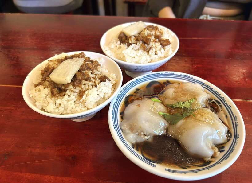 Taipei: Street Food & Hidden Eats Night Market Food Tour - Yongkang Street and Taipei’s most familiar flavors