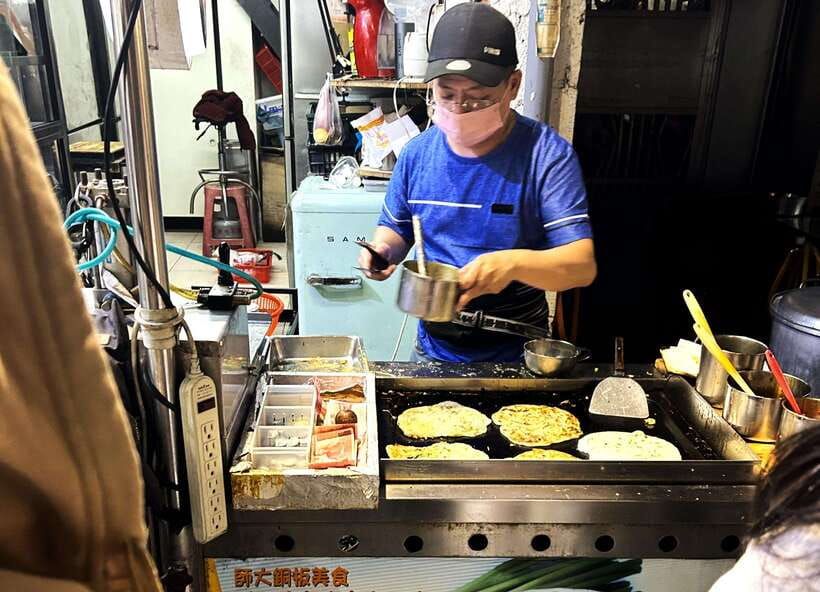 Taipei: Street Food & Hidden Eats Night Market Food Tour - The scallion pancake and the final sweet course