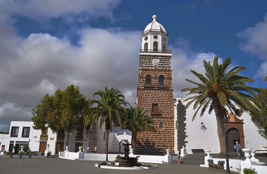 Teguise: Market and César Manrique Foundation Tour - Key points at a glance