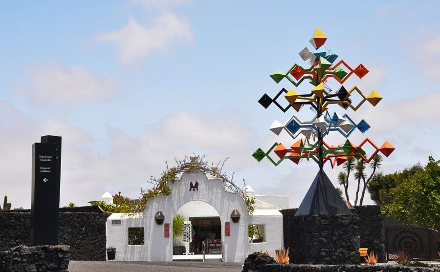 Teguise: Market and César Manrique Foundation Tour - Teguise Market: two and a half hours to wander