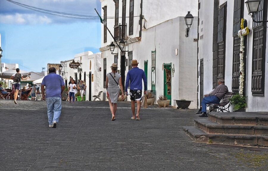 Teguise: Market and César Manrique Foundation Tour - The short transfer to the César Manrique Foundation