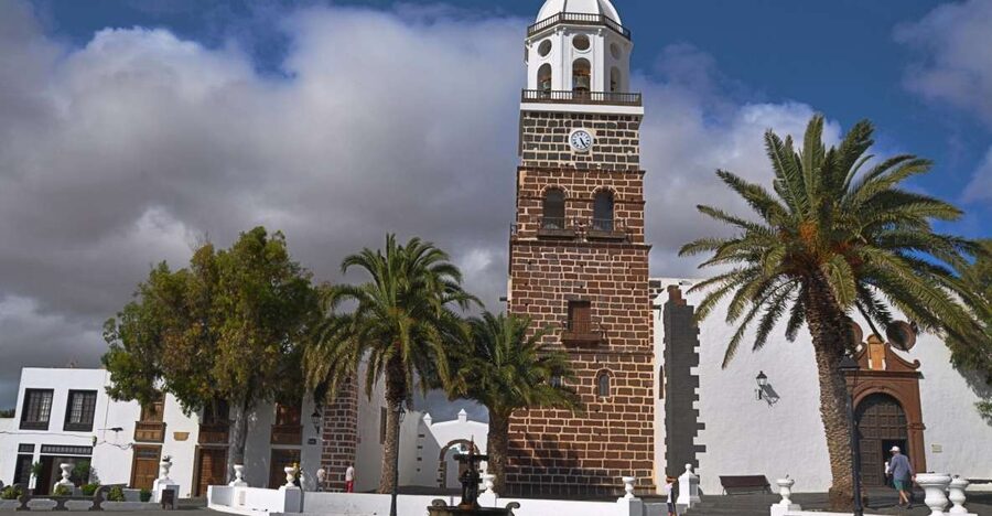 Teguise: Market and César Manrique Foundation Tour - Getting from Costa Teguise or Puerto del Carmen