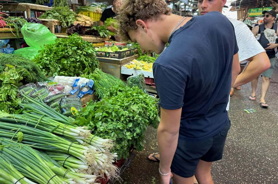 Tel Aviv: Carmel Market & Neighborhood Guided Walking Tour - Choosing the food tasting upgrade