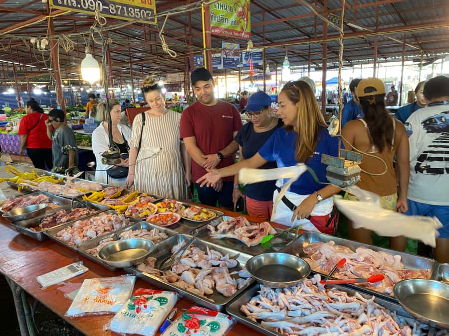 Thai cooking class &Market tour by Amazon Prime Series Chef. - A good fit for families, beginners, and food-minded people
