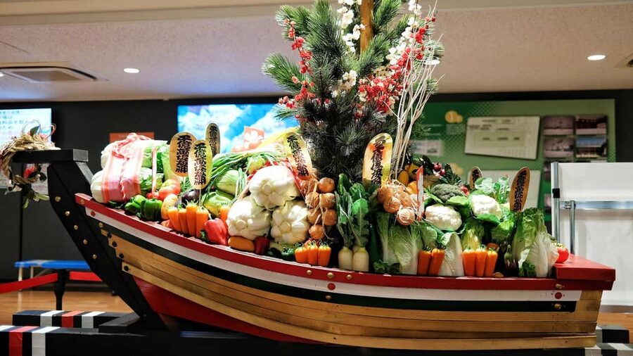 Tokyo: Toyosu Tuna Auction &Tsukiji Market Gourmet Adventure - Tsukiji offers a different kind of market morning
