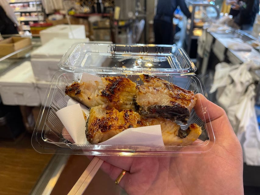 Tokyo: Tsukiji Fish Market food Tour - Meeting vendors and seeing the market through local connections