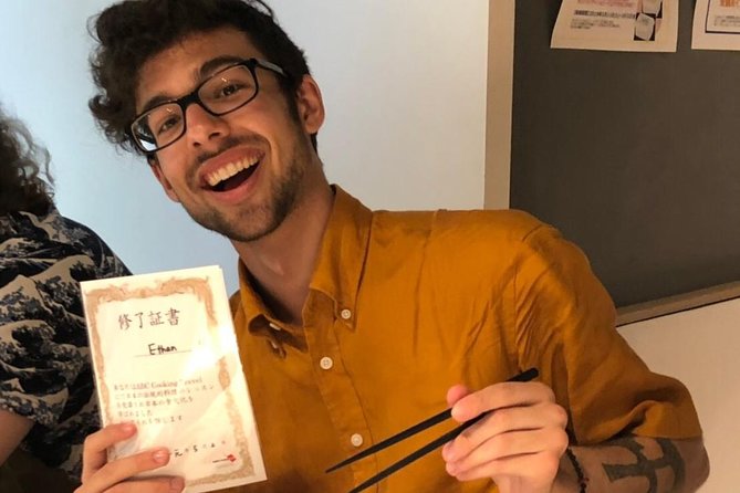 Tokyo Tsukiji Fish Market Tour and Sushi Making Lesson - Eating the lunch you prepared