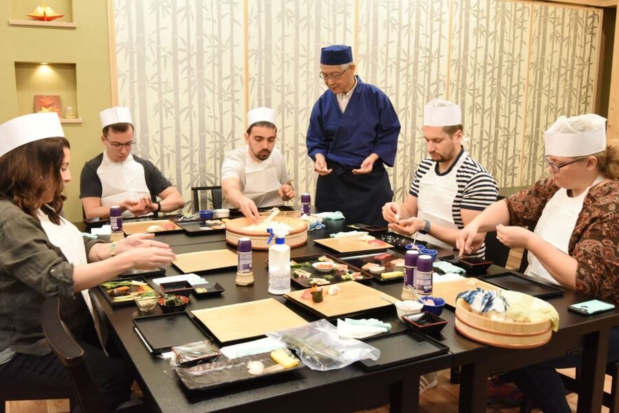 Tokyo: Tsukiji Market Guided Tour & Sushi-Making Experience - Should you book this Tsukiji and sushi tour?