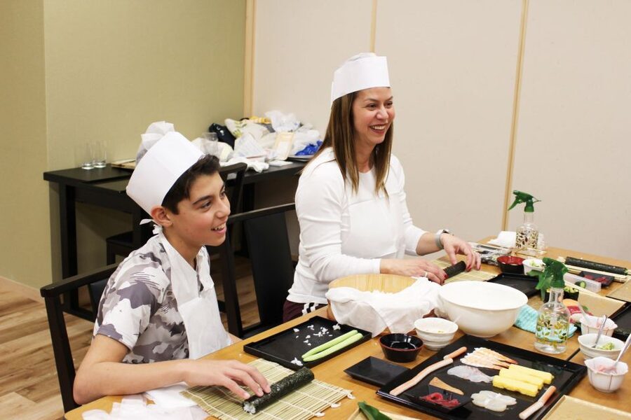 Tokyo: Tsukiji Market Guided Tour & Sushi-Making Experience - Price, timing, and practical value