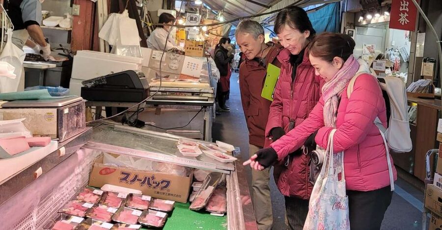 Tokyo: Tsukiji Market Guided Tour & Sushi-Making Experience - Reading Tsukiji through its food stalls
