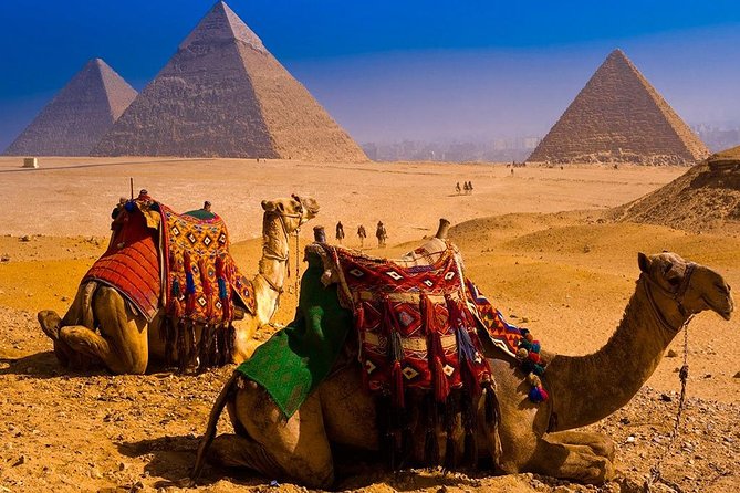 Tour to the Pyramids, Egyptian Museum and Local Bazaar from Cairo - Lunch and the local bazaar