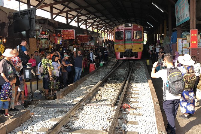 Train Market and Floating Market half day tour - Why the private format matters