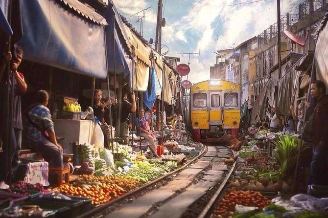 Train Market and Floating Market half day tour - Guides, communication, and the one issue to check