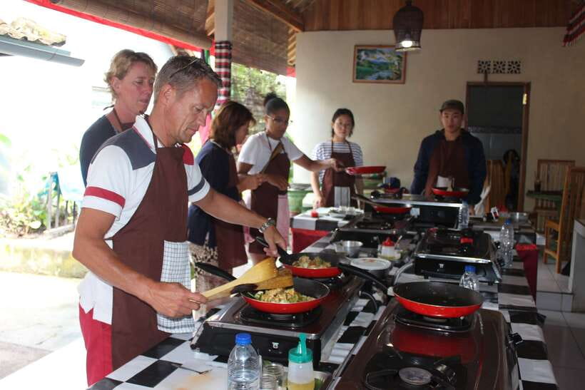 Ubud: Balinese Cooking Class and Market Tour - A market morning before the cooking begins