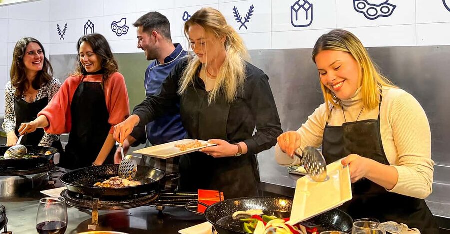 Valencia: Paella Cooking Class with Central Market Tour - Key points at a glance