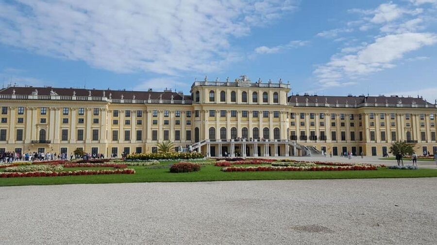 Vienna: Schönbrunn Palace & Christmas Market Walking Tour - Why Schönbrunn works so well at Christmas