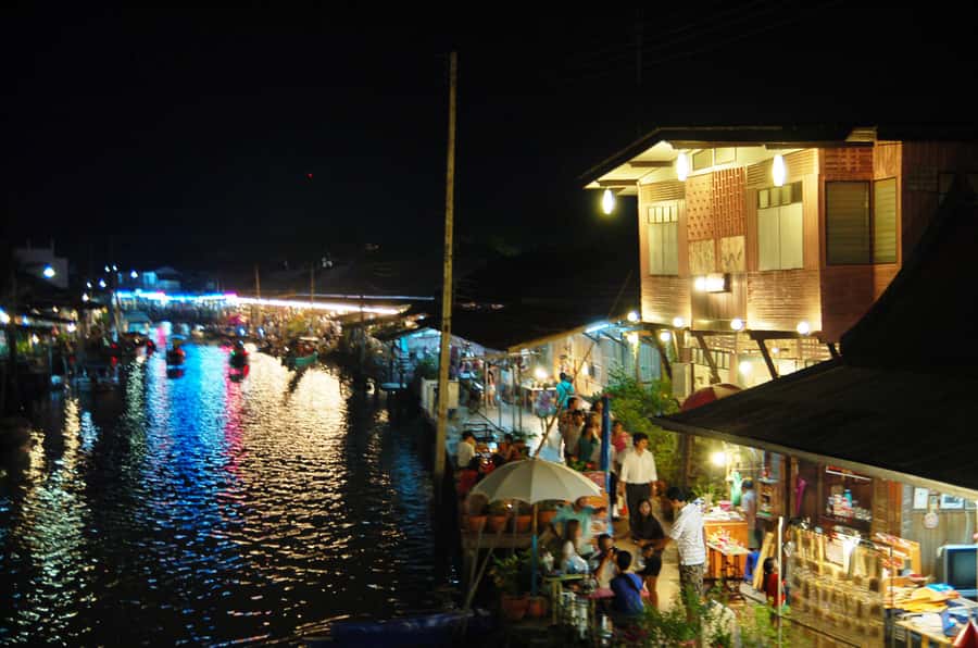 Weekend Amphawa Floating Market & Train Market Private Tour - Should you book the Amphawa and Maeklong tour?